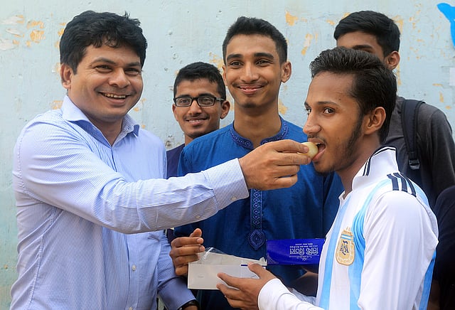 এসএসসি পরীক্ষায় চট্টগ্রাম বোর্ডে তৃতীয় হয়েছে চট্টগ্রাম নাসিরাবাদ সরকারি বালক উচ্চবিদ্যালয়। ভালো ফল করায় শিক্ষার্থীদের মুখে মিষ্টি তুলে দেন বিদ্যালয়ের প্রধান শিক্ষক। নাসিরাবাদ সরকারি বালক উচ্চবিদ্যালয়, চট্টগ্রাম, ৬ মে। ছবি: জুয়েল শীল