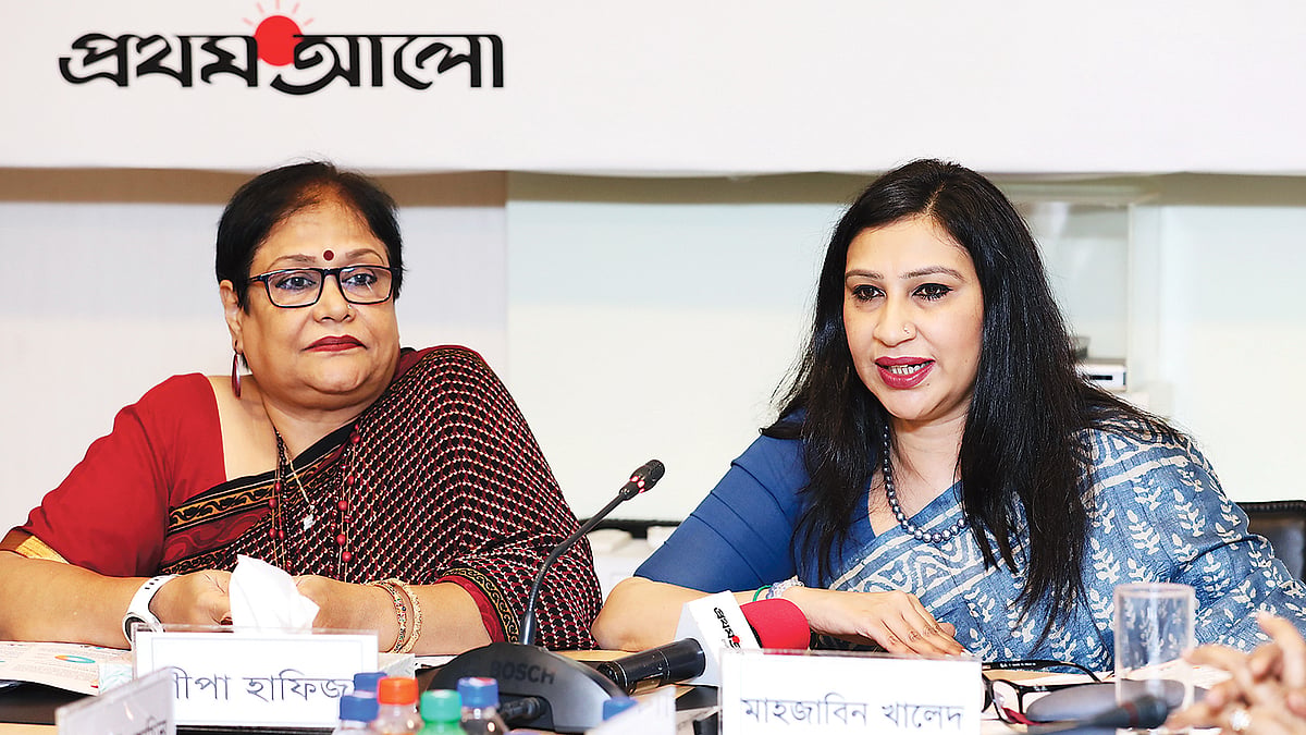গোলটেবিল বৈঠকে বক্তব্য দেন রাজনীতিবিদ ও সাবেক সাংসদ মাহজাবিন খালেদ। পাশে আইন ও সালিশ কেন্দ্রের নির্বাহী পরিচালক শীপা হাফিজা।  ছবি: প্রথম আলো