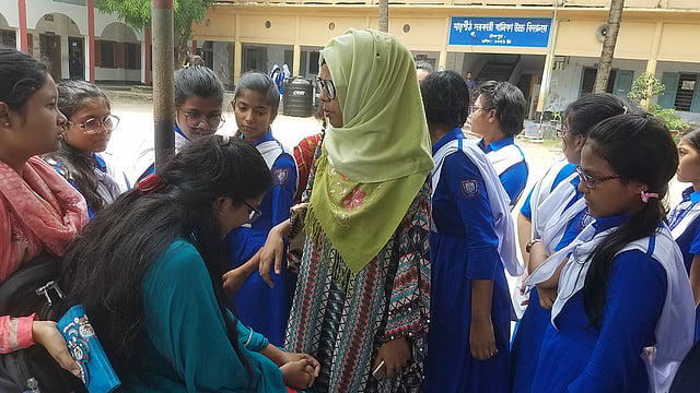 পরীক্ষায় অল্পের জন্য জিপিএ-৫ না পেয়ে কান্নায় ভেঙে পড়ে এক শিক্ষার্থী। তাঁকে সান্ত্বনা দিচ্ছে অন্য শিক্ষার্থীরা। মাতৃপীঠ সরকারি বালিকা উচ্চবিদ্যালয়, চাঁদপুর, ৬ মে। ছবি: আলম পলাশ