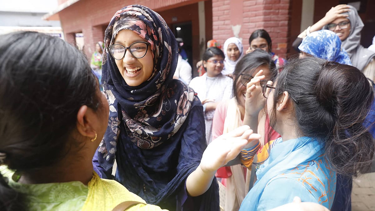 ভালো ফলাফলে উচ্ছ্বাসিত শিক্ষার্থী ও অভিভাবকেরা। সামসুল হক খান স্কুল অ্যান্ড কলেজ, ডেমরা, ঢাকা, ৬ মে। ছবি: দীপু মালাকার