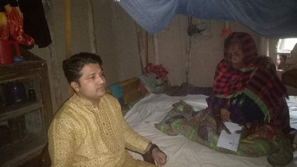 মৌলভীবাজারের শ্রীমঙ্গলে সম্পত্তির লোভে ছেলের হাতে মারধরের শিকার ৭০ বছরের বৃদ্ধার পাশে দাঁড়ালেন ইউএনও নজরুল ইসলাম। ছবি: প্রথম আলো