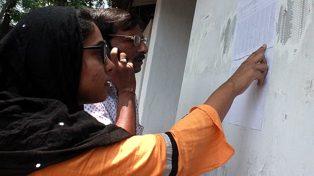 এসএসসি পরীক্ষার ফল প্রকাশের পর দেয়ালে টাঙানো রেজাল্ট শিট দেখছে শিক্ষার্থী ও অভিভাবকেরা। বিদ্যাময়ী সরকারি বালিকা উচ্চবিদ্যালয়, ময়মনসিংহ, ৬ মে। ছবি: আনোয়ার হোসেন