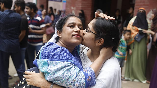 ভালো ফলাফল করার আনন্দ ভাগাভাগি করছেন এক শিক্ষার্থী তার অভিভাবক। সামসুল হক খান স্কুল অ্যান্ড কলেজ, ডেমরা, ঢাকা, ৬ মে। ছবি: দীপু মালাকার