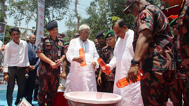 চুয়াডাঙ্গায় বিজিবি-৬ ব্যাটলিয়ন সদর দপ্তর মাঠে মাদকদ্রব্য ধ্বংসকরণ অনু্ষ্ঠানে মাদক ধ্বংস করছেন স্বরাষ্ট্রমন্ত্রী আসাদুজ্জামান খাঁন। ছবি: শাহ আলম