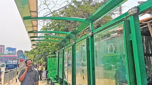 ঝোড়ো বাতাসে ক্ষতিগ্রস্ত হওয়া যাত্রীছাউনিটি এখনো মেরামত হয়নি। সম্প্রতি কাকলীতে।