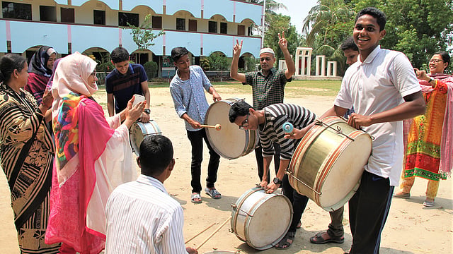এসএসসি পরীক্ষায় সবাই পাস করা রাঙামাটি লেকার্স পাবলিক স্কুল অ্যান্ড কলেজের শিক্ষার্থীদের উল্লাস। লেকার্স পাবলিক স্কুল অ্যান্ড কলেজ, রাঙামাটি, ৬ মে। ছবি: সুপ্রিয় চাকমা