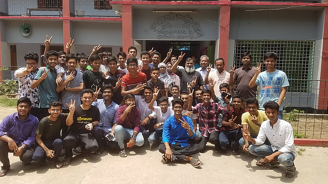 চাঁদপুরে সর্বোচ্চ জিপিএ-৫ ও শতভাগ পাস করায় উল্লসিত চাঁদপুর হাসান আলী সরকারি উচ্চবিদ্যালয়ের প্রধান শিক্ষকসহ শিক্ষার্থীরা। হাসান আলী সরকারি উচ্চবিদ্যালয়, চাঁদপুর, ৬ মে। ছবি: আলম পলাশ