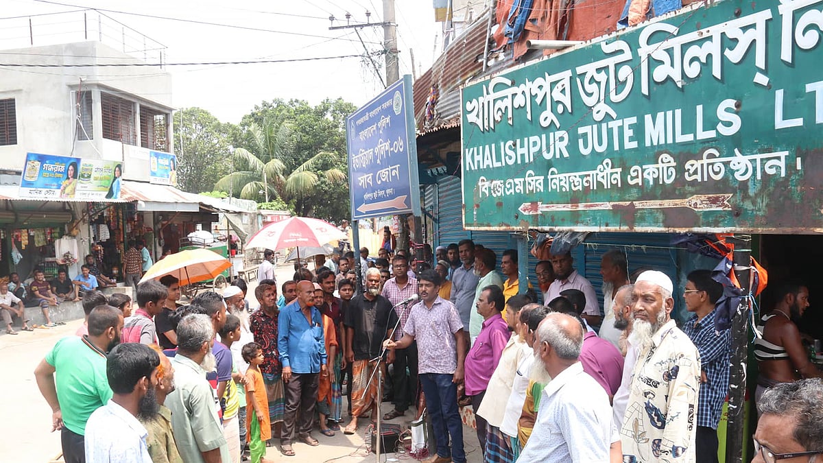 বকেয়া বেতনের দাবিতে খুলনার নয়টি পাটকলে উৎপাদন বন্ধ করে দিয়েছেন শ্রমিকেরা। ছবি: প্রথম আলো
