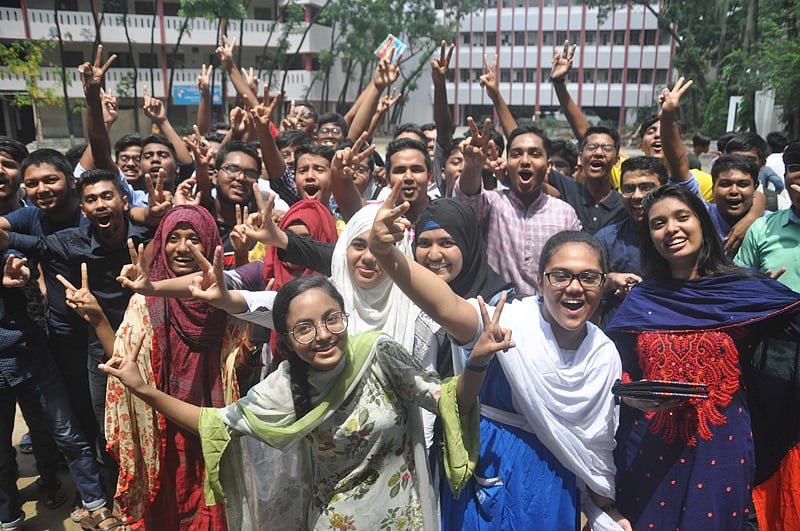 ফলাফল ঘোষণার পর শিক্ষার্থীদের উচ্ছ্বাস। ছবি: প্রথম আলো