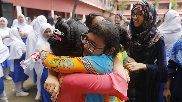 ভালো ফলে উচ্ছ্বাসিত শিক্ষার্থীরা। সামসুল হক খান স্কুল অ্যান্ড কলেজ, ডেমরা, ঢাকা, ৬ মে। ছবি: দীপু মালাকার