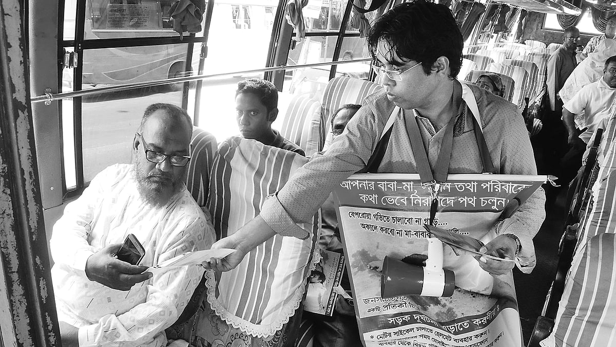 রাজশাহীতে সড়ক দুর্ঘটনা রোধে সচেতনতামূলক লিফলেট বিতরণ করছেন সাঈদ রিমন।