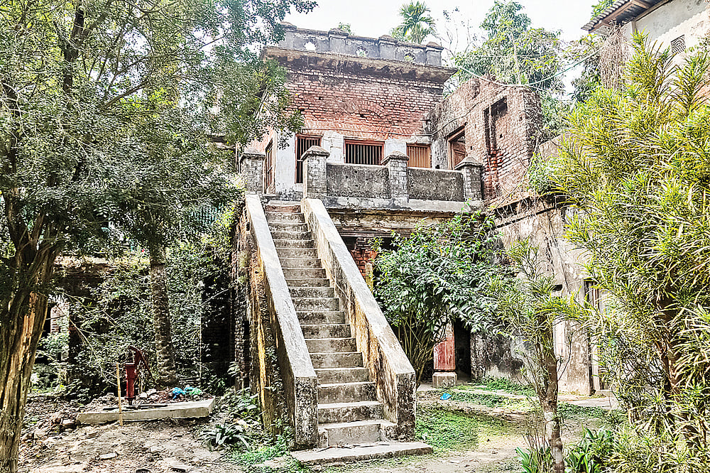 বাকেরগঞ্জে রঙ্গশ্রী ইউনিয়নে কুমুদ বন্ধু রায় চৌধুরীর জমিদারবাড়ি ধ্বংসের দ্বারপ্রান্তে। ছবিটি সম্প্রতি তোলা।  প্রথম আলো