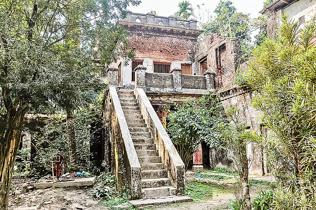 বাকেরগঞ্জে রঙ্গশ্রী ইউনিয়নে কুমুদ বন্ধু রায় চৌধুরীর জমিদারবাড়ি ধ্বংসের দ্বারপ্রান্তে। ছবিটি সম্প্রতি তোলা।  প্রথম আলো