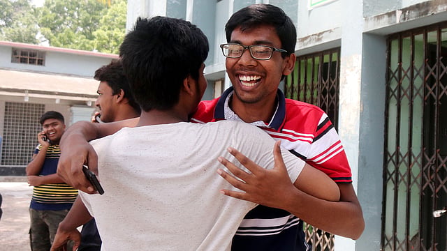 দেশসেরা হয়েছে রাজশাহী শিক্ষা বোর্ড। তাই উল্লসিত শিক্ষার্থীরাও। সরকারি পিএন উচ্চবিদ্যালয়, রাজশাহী, ৬ মে। ছবি: শহীদুল ইসলাম