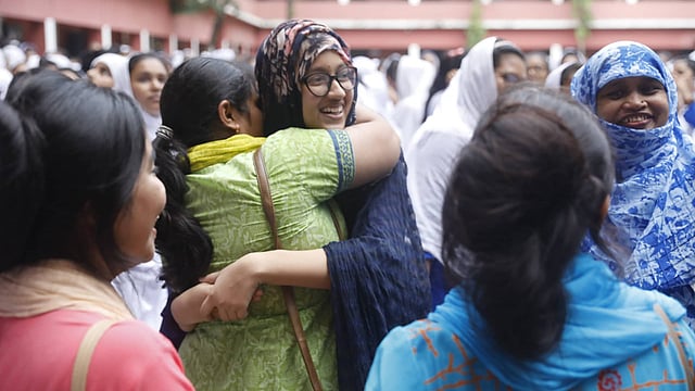 ভালো ফলাফল করায় এক শিক্ষার্থী তার অভিভাবককে জড়িয়ে ধরে উচ্ছ্বাস প্রকাশ করছে। সামসুল হক খান স্কুল অ্যান্ড কলেজ, ডেমরা, ঢাকা, ৬ মে। ছবি: দীপু মালাকার