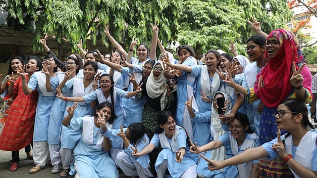 মাধ্যমিক স্কুল সার্টিফিকেট (এসএসসি) ও সমমানের পরীক্ষার ফল প্রকাশিত হয়েছে আজ সোমবার। ভিকারুননিসা নূন স্কুল অ্যান্ড কলেজের উত্তীর্ণ শিক্ষার্থীদের উচ্ছ্বাস। বেইলি রোড, ঢাকা, ৬ মে। ছবি: আবদুস সালাম
