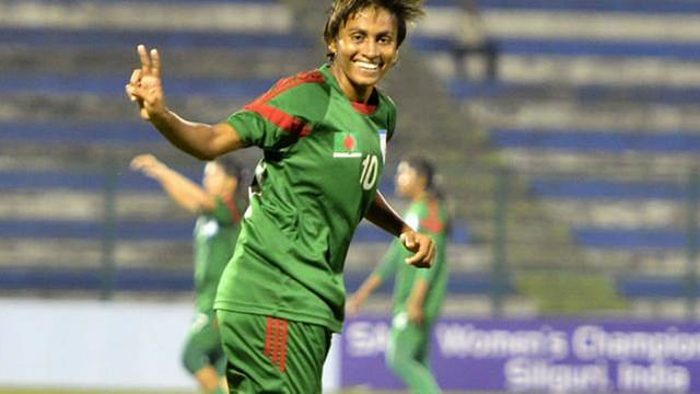 বাংলাদেশ নারী ফুটবল দলের অধিনায়ক সাবিনা খাতুন। ফাইল ছবি