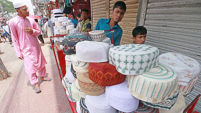 দোকানে সাজিয়ে রাখা হয়েছে নানা রকমের টুপি