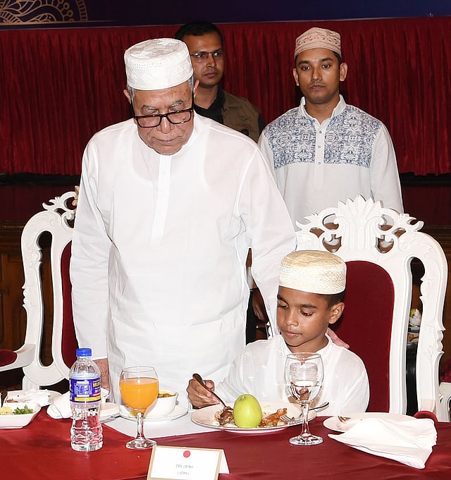 রাষ্ট্রপতি মো. আবদুল হামিদ ইফতারে অংশ নেওয়া এতিমদের খোঁজ নিচ্ছেন। ছবি: পিআইডি