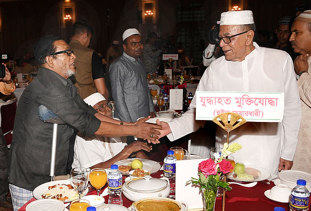 ইফতারের আগে বঙ্গভবনের দরবার হলে উপস্থিত অতিথিদের সঙ্গে কুশল বিনিময় করেন রাষ্ট্রপতি আবদুল হামিদ। ছবি: পিআইডি
