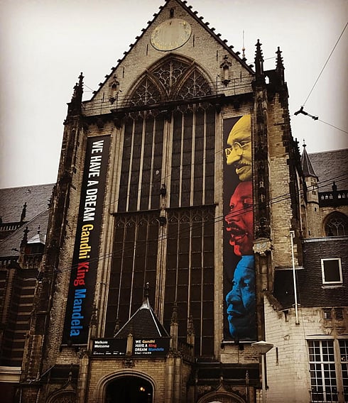 নেদারল্যান্ডসের আমস্টারডাম শহরে এক প্রদর্শনীতে মহাত্মা গান্ধী, মার্টিন লুথার কিং ও নেলসন ম্যান্ডেলা