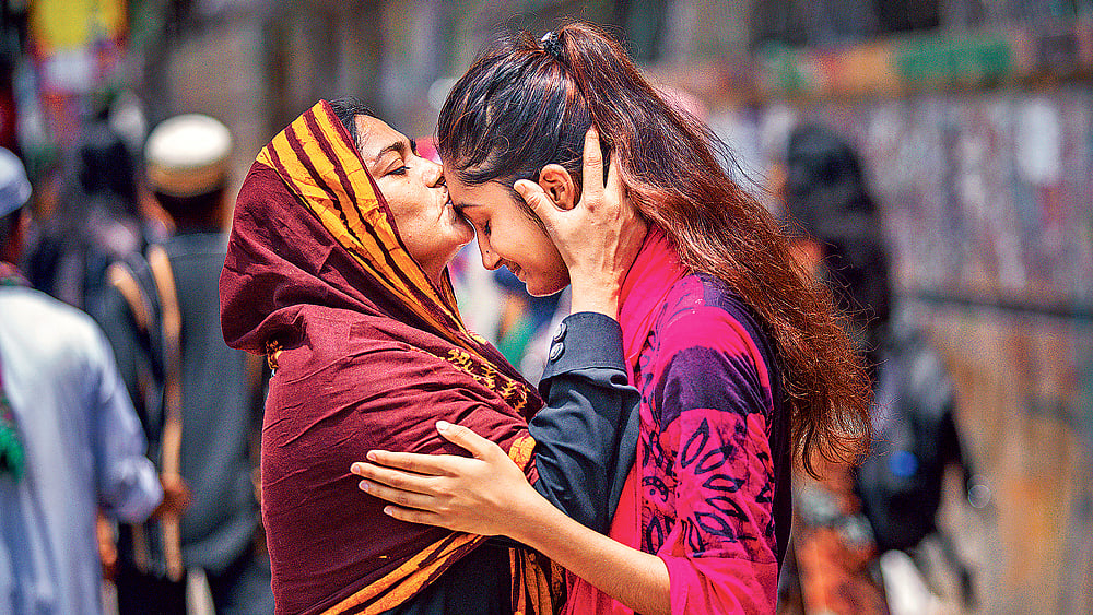 এসএসসি পরীক্ষায় জিপিএ–৫ পায়নি সামিয়া, পেয়েছে জিপিএ–৪.৭২। তবু মায়ের খুশির কমতি নেই। ফলাফল শুনে মেয়ের কপালে চুমু এঁকে দেন মা। গতকাল রাজধানীর মতিঝিল আইডিয়াল স্কুলে ফল প্রকাশের পর। ছবি: হাসান রাজা