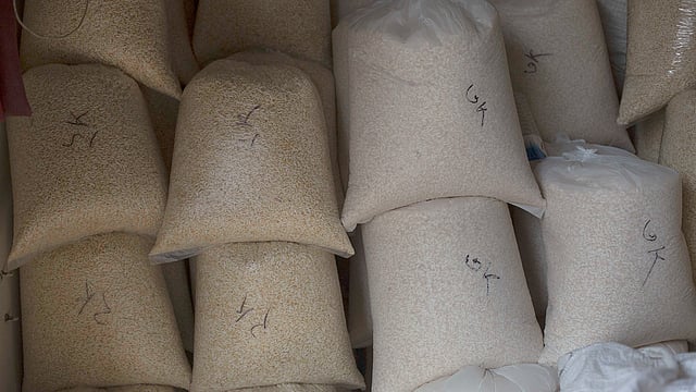 বিক্রির জন্য রাখা হয়েছে মুড়ি।