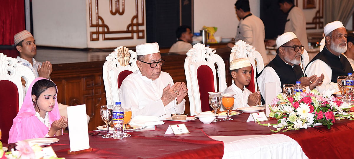 রাষ্ট্রপতি মো. আবদুল হামিদ মঙ্গলবার বঙ্গভবনে আলেম-ওলামা, আহত মুক্তিযোদ্ধা, এতিম ও বঙ্গভবনের কর্মকর্তা-কর্মচারীদের জন্য ইফতার পার্টির আয়োজন করেন। ছবি: পিআইডি