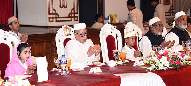 রাষ্ট্রপতি মো. আবদুল হামিদ মঙ্গলবার বঙ্গভবনে আলেম-ওলামা, আহত মুক্তিযোদ্ধা, এতিম ও বঙ্গভবনের কর্মকর্তা-কর্মচারীদের জন্য ইফতার পার্টির আয়োজন করেন। ছবি: পিআইডি