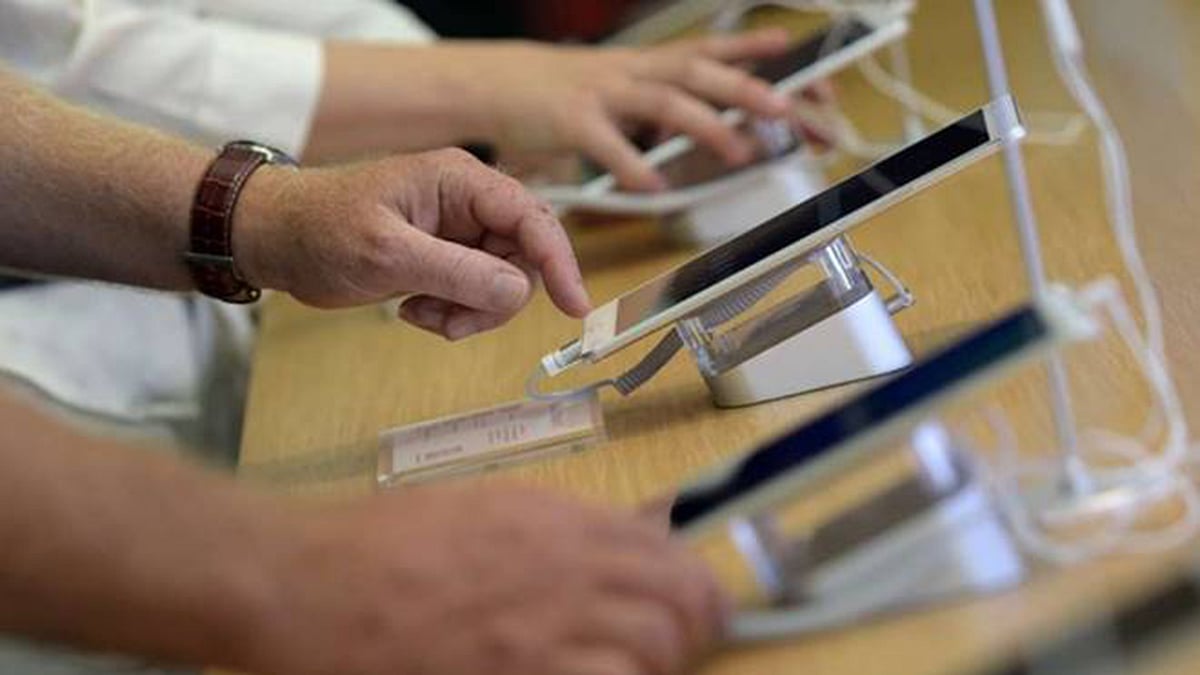 নতুন স্মার্টফোনে আগ্রহ কমছে। ছবি: রয়টার্স