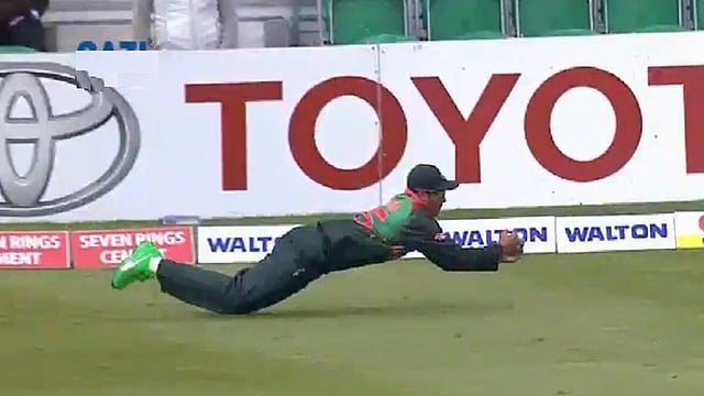 মোস্তাফিজের বলে অসাধারণ এক ক্যাচ ধরেছেন সাকিব। ছবি: সংগৃহীত