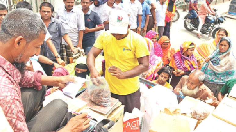 রংপুর নগরে রমজানের প্রথম দিনে টিসিবির পণ্য কিনতে ক্রেতাদের ভিড়। গতকাল সিটি করপোরেশনের কার্যালয়ের সামনে।  ছবি: প্রথম আলো