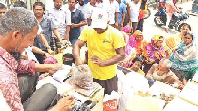 রংপুর নগরে রমজানের প্রথম দিনে টিসিবির পণ্য কিনতে ক্রেতাদের ভিড়। গতকাল সিটি করপোরেশনের কার্যালয়ের সামনে।  ছবি: প্রথম আলো