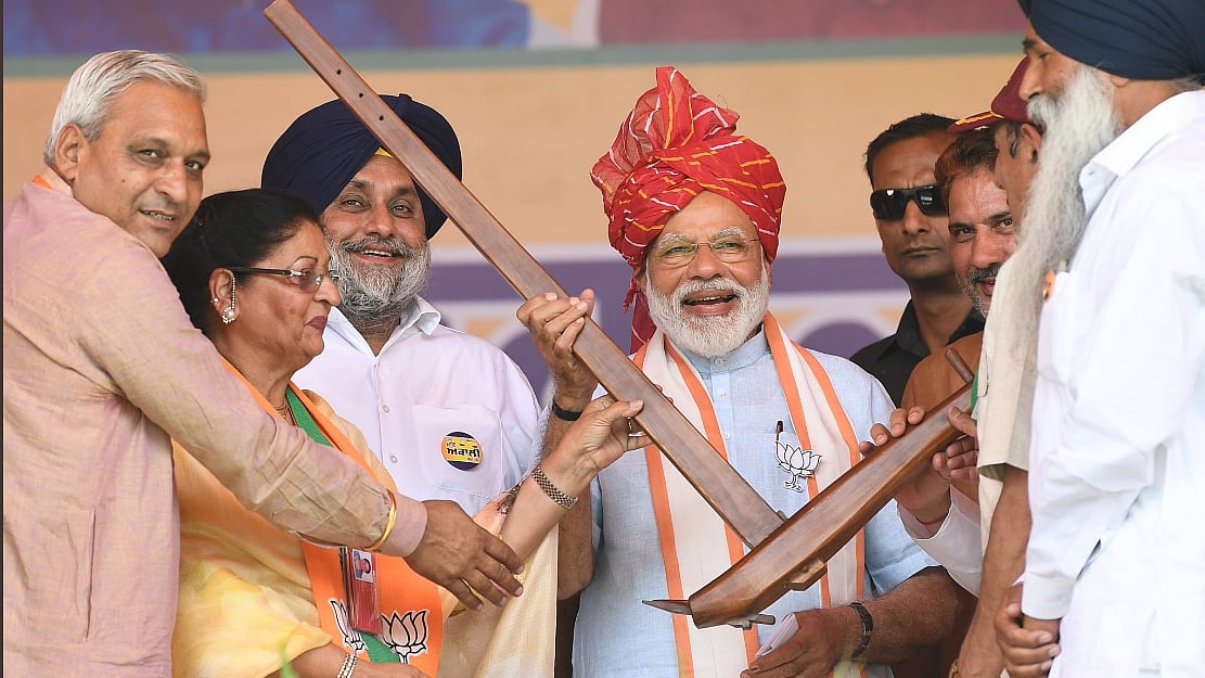 হরিয়ানায় নির্বাচনী প্রচারণা নরেন্দ্র মোদিকে বিজেপির পক্ষ থেকে স্মারক উপহার দেওয়া হয়। ভারত, ০৮ মে। ছবি: টুইটার