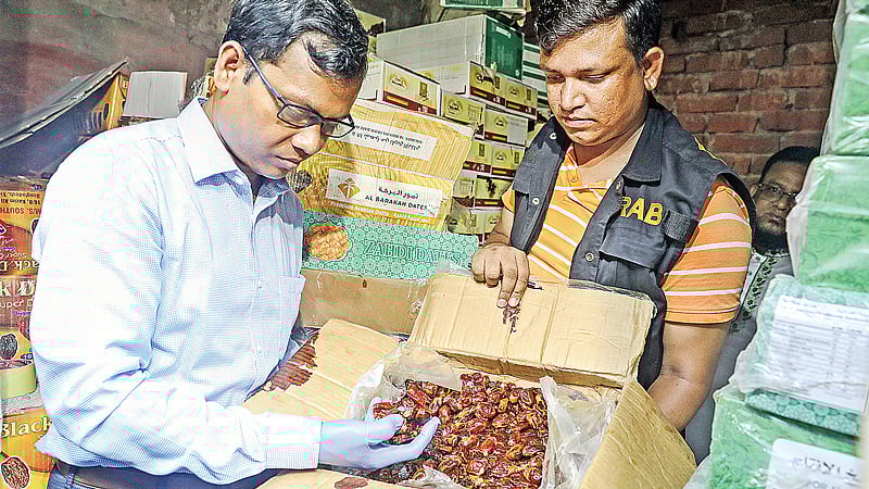 খেজুরের আড়তে র্যাবের অভিযান। গতকাল বাদামতলীতে। ছবি: প্রথম আলো