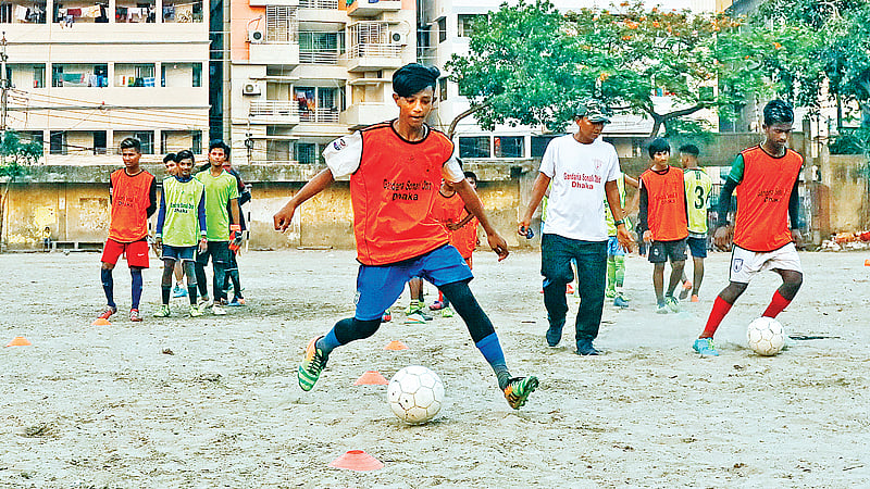ধূপখোলা মাঠে গেন্ডারিয়া সোনালী অতীত খেলোয়াড়দের অনুশীলন। প্রথম আলো