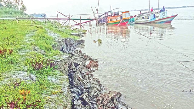 বগুড়ার ধুনট উপজেলায় যমুনা নদী থেকে বালু তোলা হচ্ছে। এতে নদীর ডান তীর সংরক্ষণ প্রকল্প এলাকায় দেখা দিয়েছে ভাঙন।  ছবি: প্রথম আলো