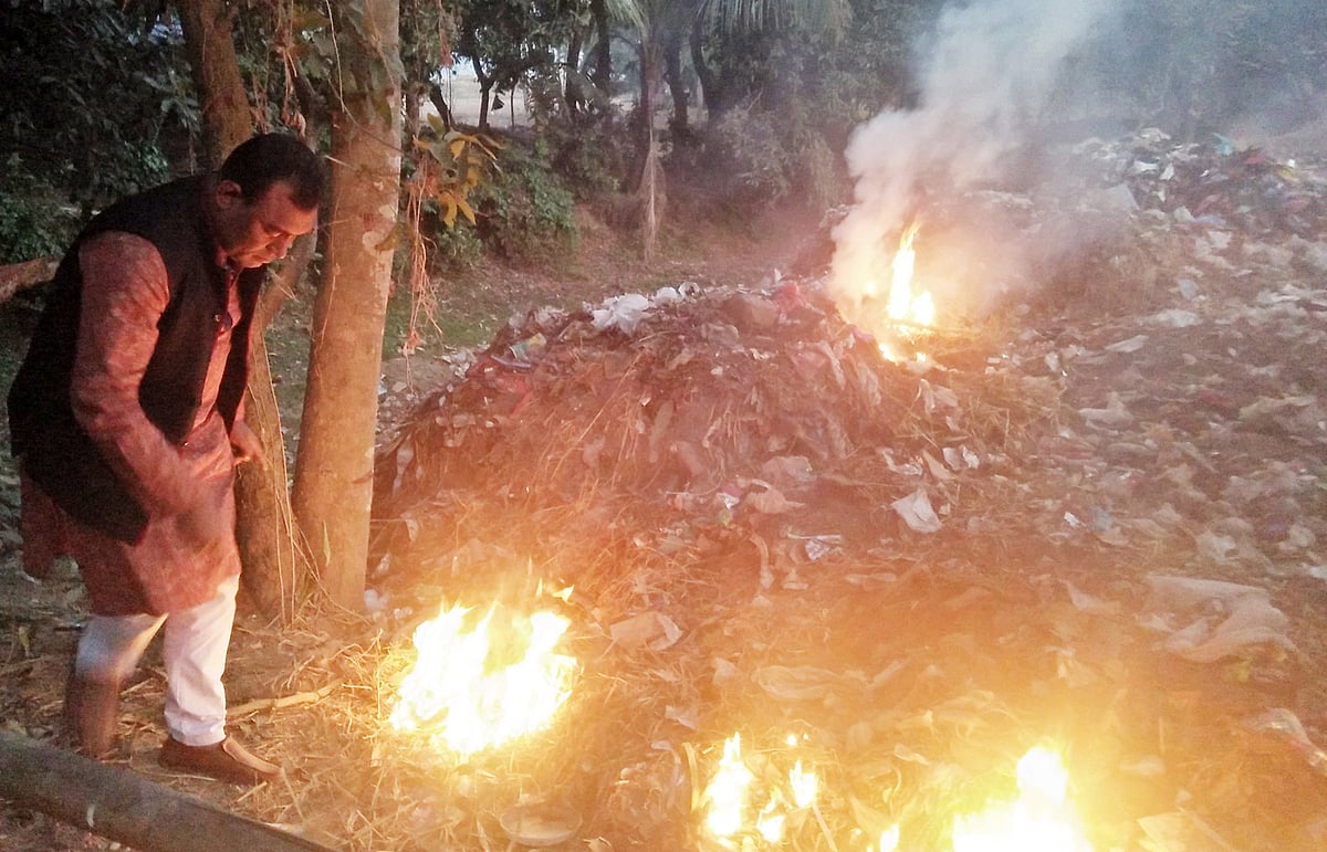 শেরপুরের নালিতাবাড়ী পৌরসভার মেয়র আবু বক্কর সিদ্দিক বিভিন্ন ওয়ার্ডে গিয়ে নিজ হাতে পলিথিন জড়ো করে আগুনে পুড়িয়ে দেন। সম্প্রতি শহরের নয়ানিকান্দা এলাকা থেকে তোলা। ছবি: প্রথম আলো
