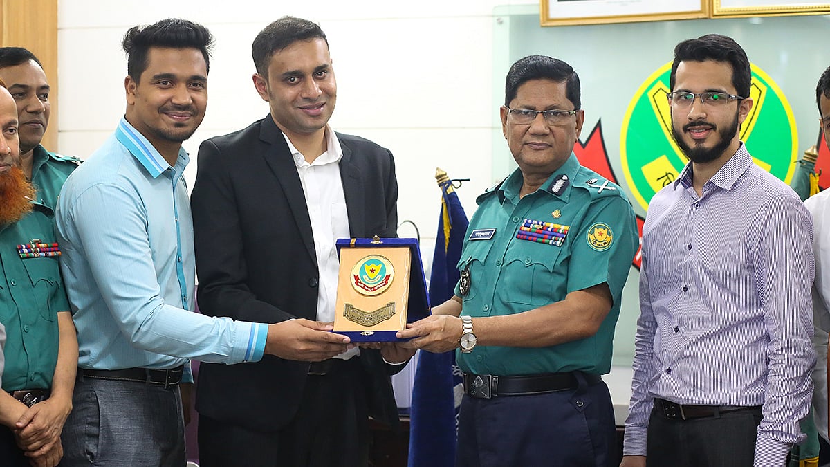 ডিএমপি কমিশনার মো. আছাদুজ্জামান মিয়া অ্যাপ ভিত্তিক রাইড শেয়ারিং সেবাদাতা প্রতিষ্ঠান ‘ওভাই’র কর্মকর্তাদের হাতে শুভেচ্ছা স্মারক তুলে দেন।