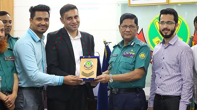 ডিএমপি কমিশনার মো. আছাদুজ্জামান মিয়া অ্যাপ ভিত্তিক রাইড শেয়ারিং সেবাদাতা প্রতিষ্ঠান ‘ওভাই’র কর্মকর্তাদের হাতে শুভেচ্ছা স্মারক তুলে দেন।