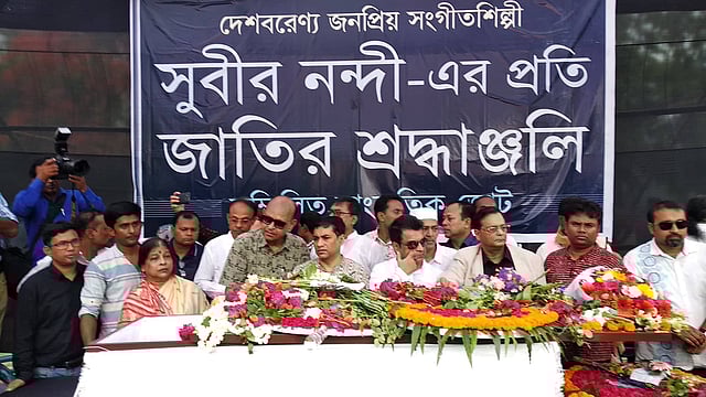 কেন্দ্রীয় শহীদ মিনারে সুবীর নন্দীকে শ্রদ্ধা জানাতে আসেন অনেকে। ছবি: প্রথম আলো