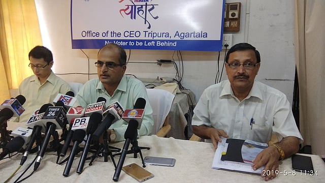 সংবাদ সম্মেলনে ত্রিপুরার মুখ্য নির্বাচনী কর্মকর্তা শ্রীরাম তরণীকান্ত। ছবি: প্রথম আলো