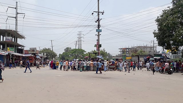 লতিফ বাওয়ানী ও করিম জুটমিলসের শ্রমিকেরা ডেমরা চৌরাস্তা ও স্টাফ কোয়র্টার এলাকা অবরোধ করে রেখেছেন।