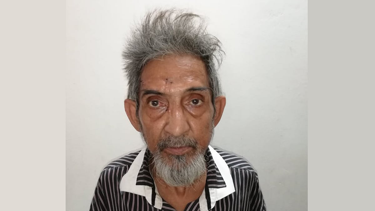 কৌশলে চুরি করতে গিয়ে অবশেষে ধরা পড়েছেন ৭০ বছরের বৃদ্ধ রেজাউল করিম। ছবি: এম রাশেদুল হক