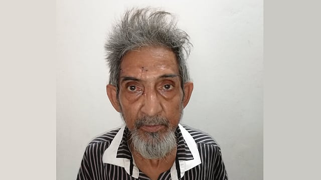 কৌশলে চুরি করতে গিয়ে অবশেষে ধরা পড়েছেন ৭০ বছরের বৃদ্ধ রেজাউল করিম। ছবি: এম রাশেদুল হক