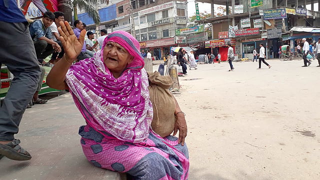 রাজধানীর ডেমরা এলাকায় অবরোধ করেছেন লতিফ বাওয়ানী ও করিম জুটমিলসের শ্রমিকেরা। শ্রমিকদের দাবি আদায়ের অবরোধের কারণে যান চলাচল বন্ধ। যানবাহন না পেয়ে বিপাকে এই তিনি।