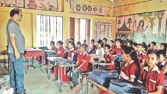 শ্রেণিকক্ষে পাঠদান চলছে। সম্প্রতি ভেড়িগাঁও সরকারি প্রাথমিক বিদ্যালয়ে।  প্রথম আলো