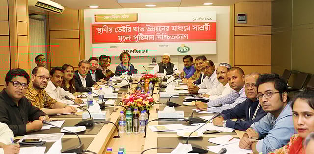 প্রথম আলোর আয়োজনে ও আরলা ফুডস বাংলাদেশ লিমিটেডের সহযোগিতায় ‘স্থানীয় ডেইরি খাত উন্নয়নের মাধ্যমে সাশ্রয়ী মূল্যে পুষ্টিমান নিশ্চিতকরণ’ শীর্ষক গোলটেবিল বৈঠক