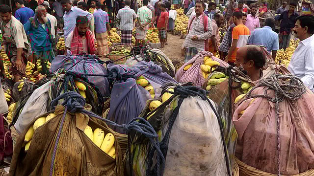 কলার বাজারে খুচরা ও পাইকারি ক্রেতাদের সমাগম।