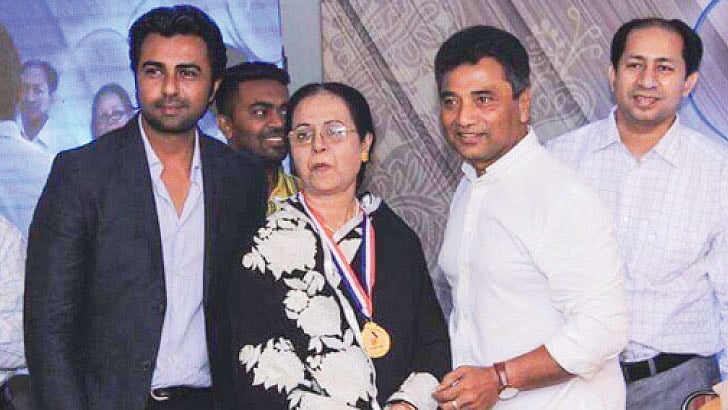 ২০১৬ সালের মা দিবসে ‘গরবিনী মা’ সম্মাননা গ্রহণ করছেন অপূর্বর মা ফিরোজা বেগম । ছবিতে (বাঁ থেকে) অপূর্ব, তাঁর মা, প্রয়াত মেয়র আনিসুল হক ও ডা. আশীষ কুমার চক্রবর্তী। ছবি: সংগৃহীত